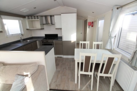 Mobil home Anglais avec une pièce de vie spacieuse et une cuisine avec beaucoup de rangement